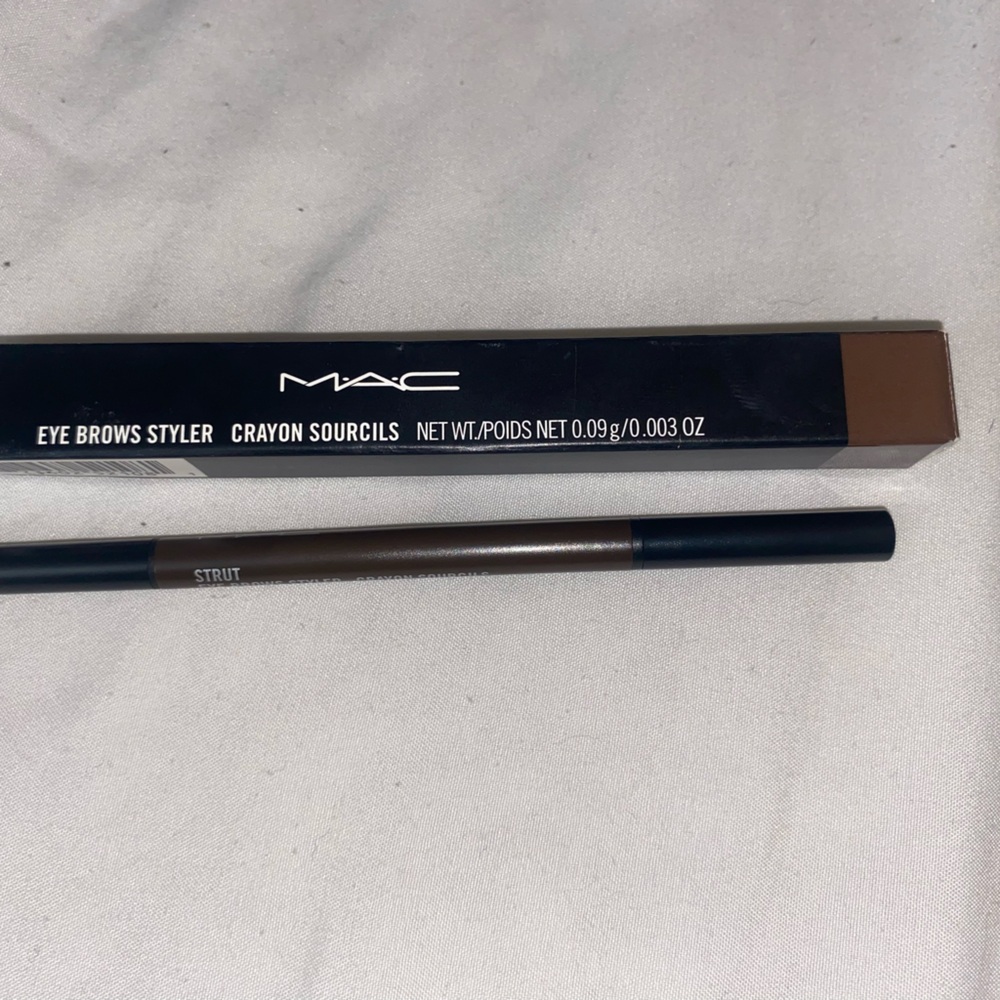 MAC Eye Brow Styler in Strut